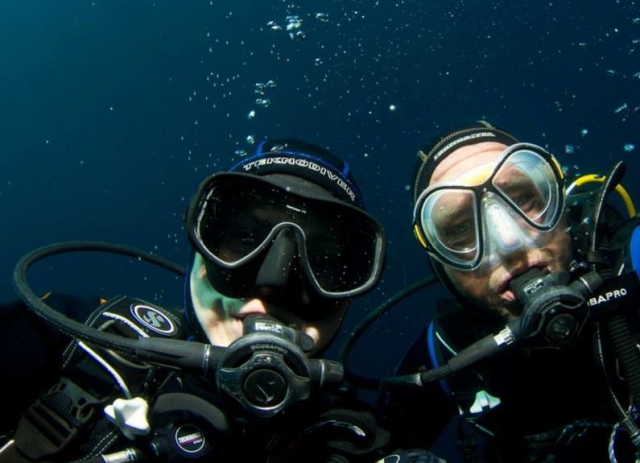  Couple of divers 